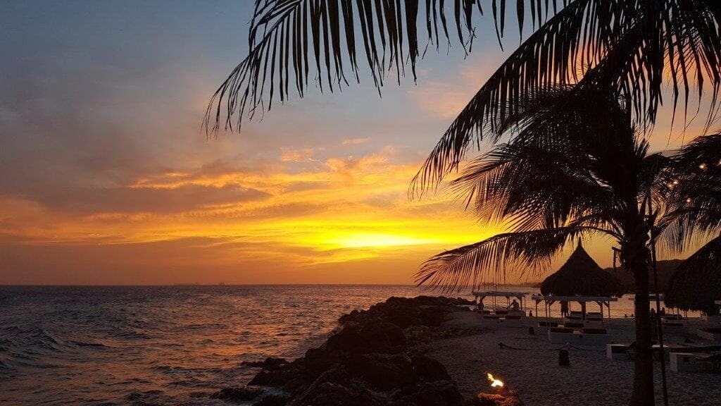 Zonsondergang bij strand