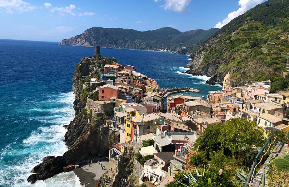 Zicht op dorpje van Cinque Terre