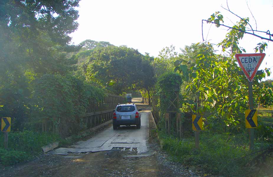 Met auto bij brug in Costa Rica
