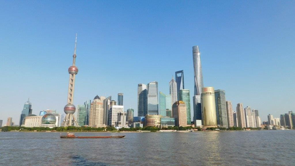 Zicht op de skyline van Shanghai