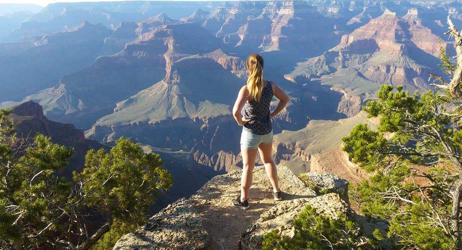 Ilona uitkijkend over de Grand Canyon