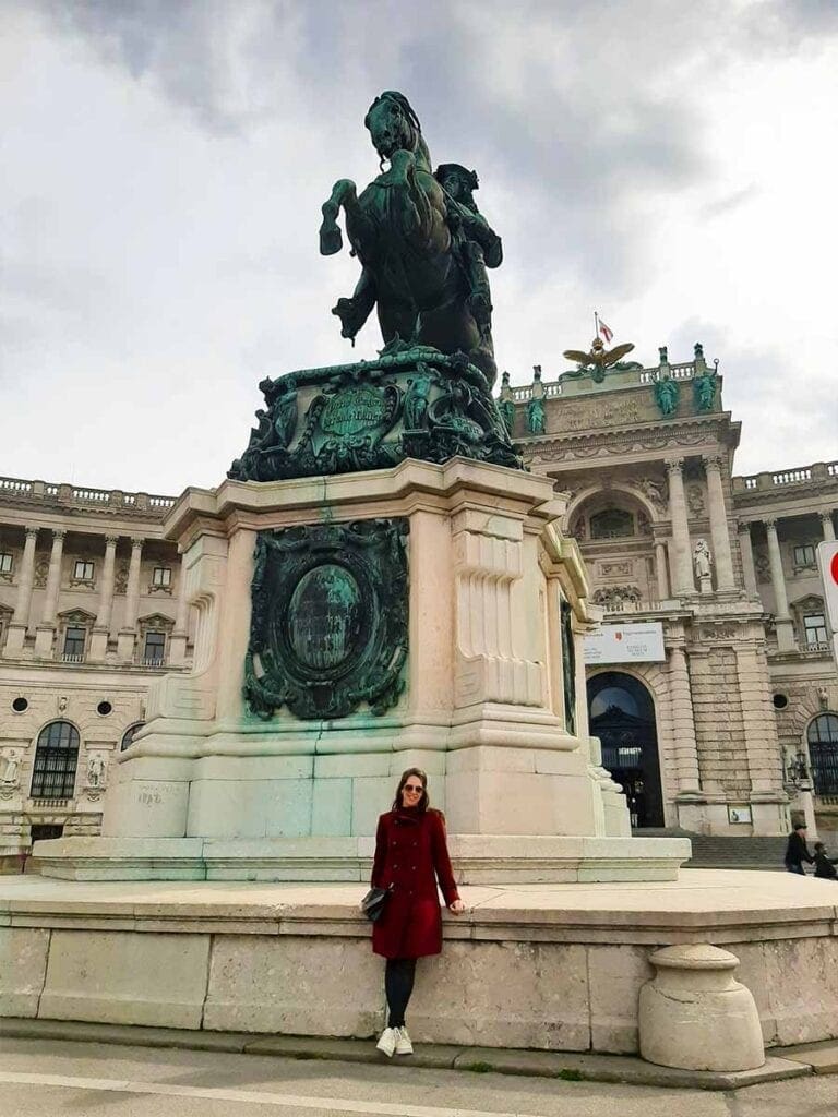 Ilona in Wenen bij standbeeld