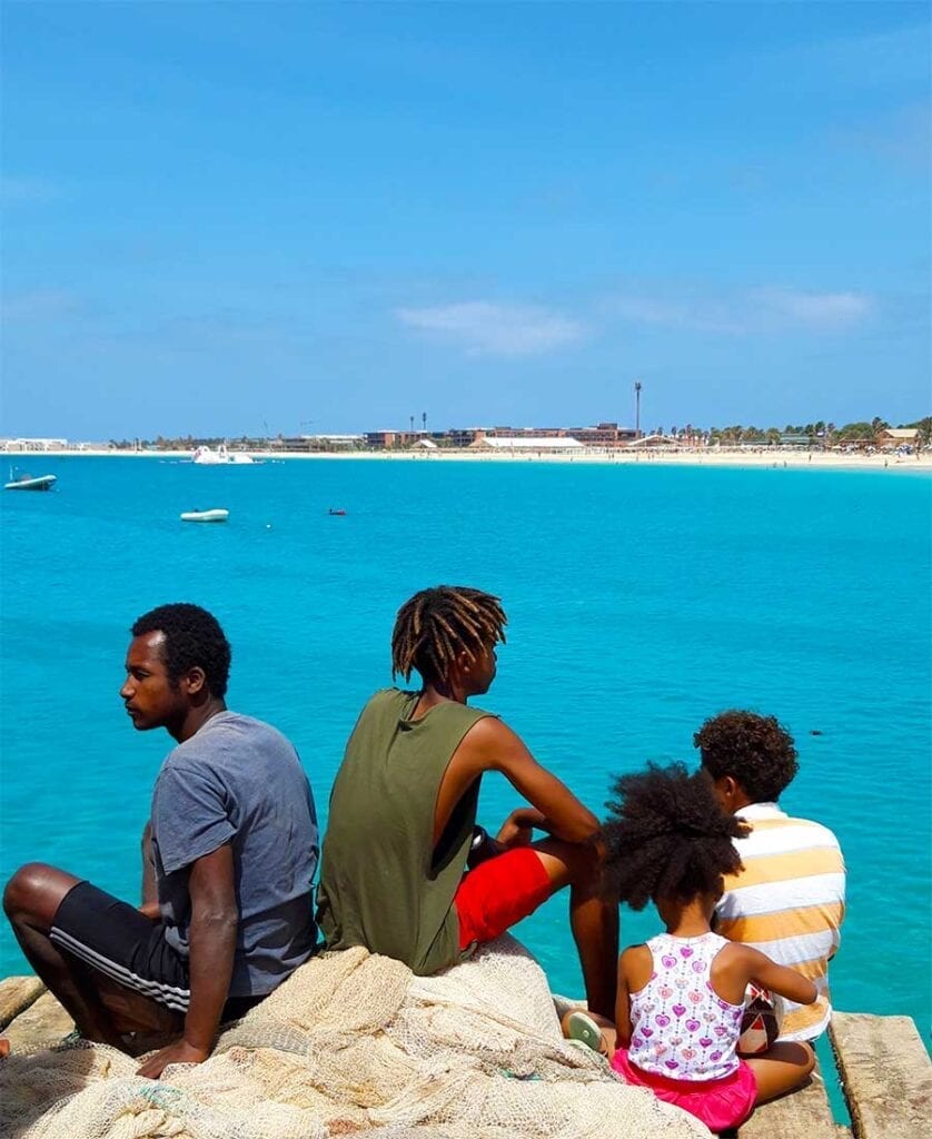 Locals op rots in Kaapverdië