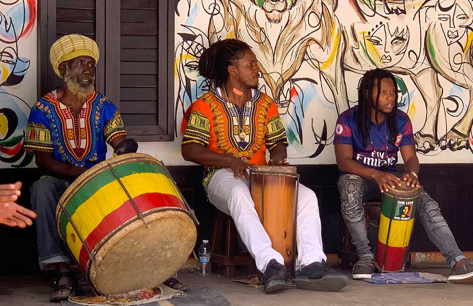 Muzikanten op straat in Jamaica