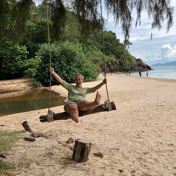 Patricia op schommel op tropisch strand