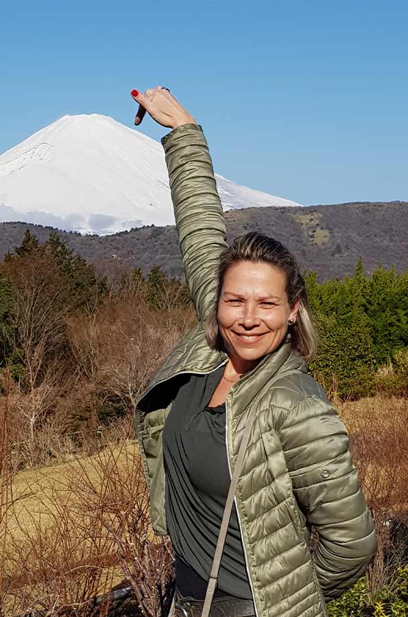 Pauline bij berg in Japan