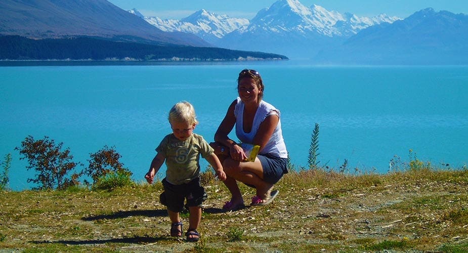 Pauline met zoon bij meer in Nieuw-Zeeland