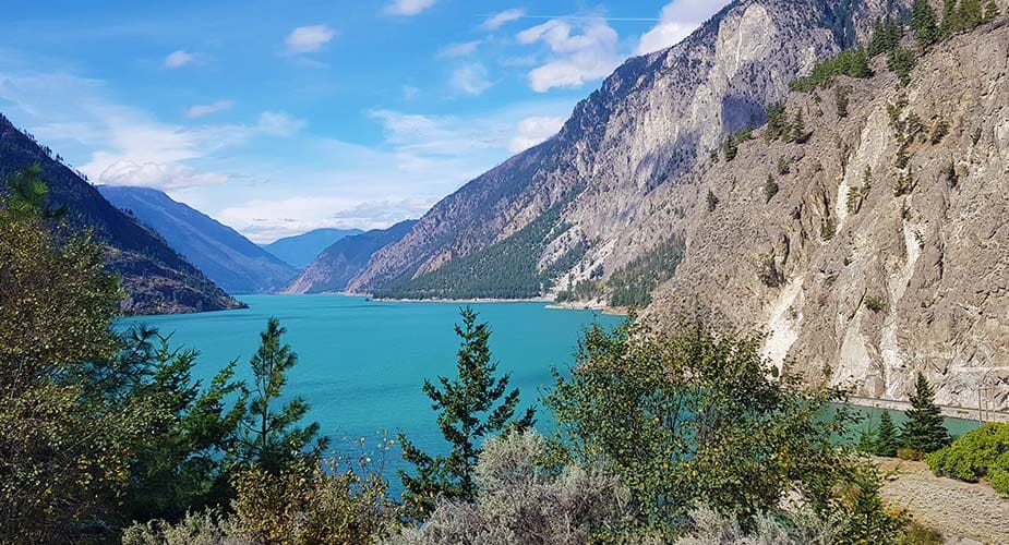 Meer tussen de bergen