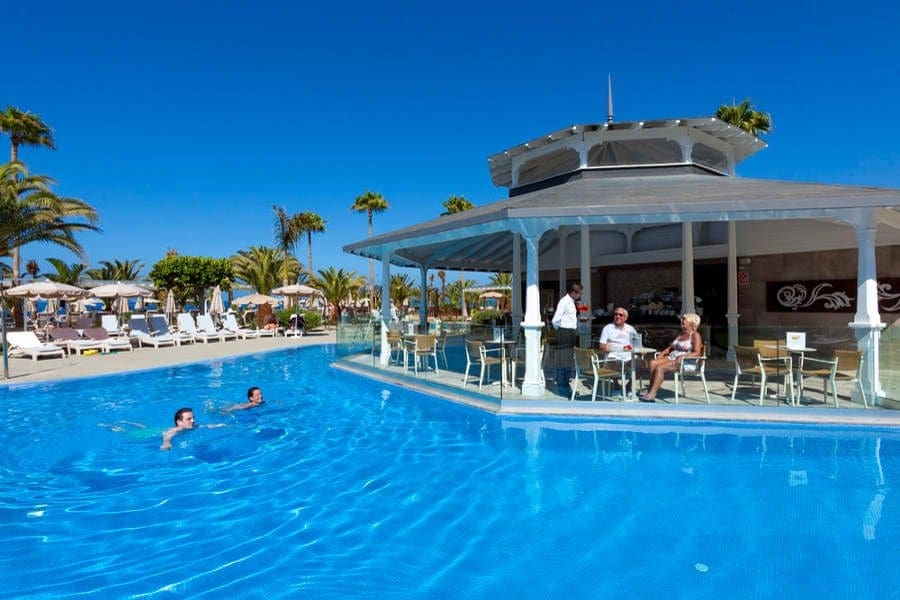 Terras bij zwembad in RIU Palace Tenerife