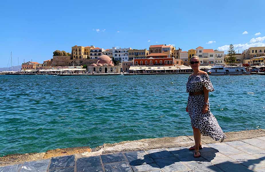 Sandra op de kade in Kreta