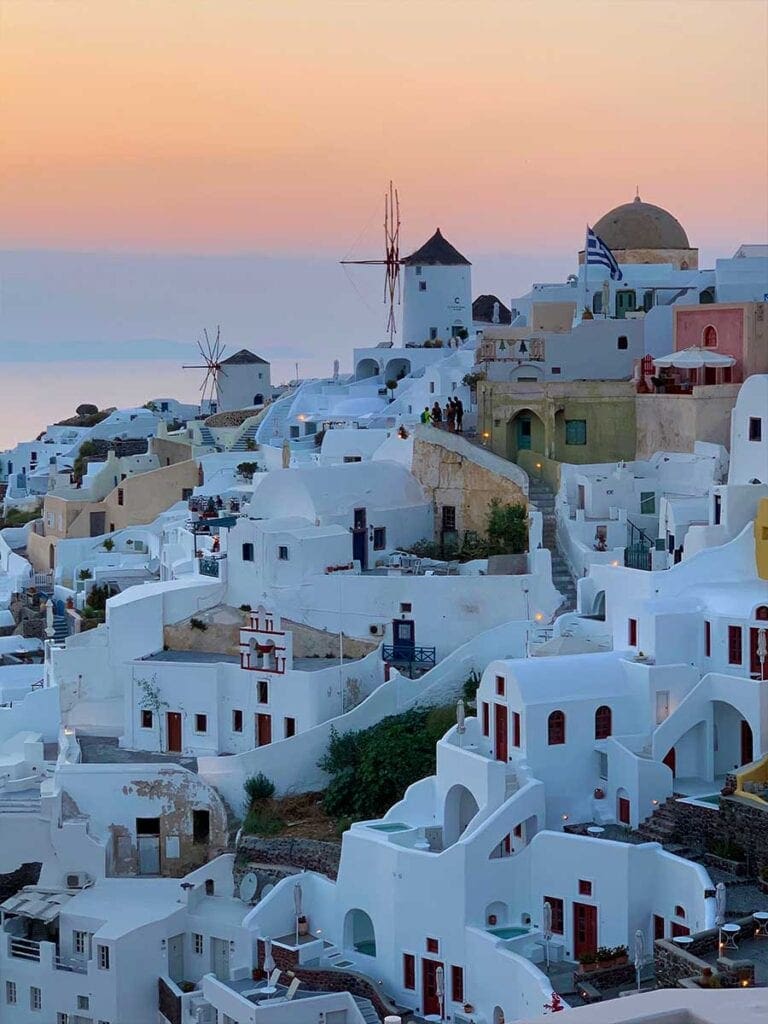 Dorpje op Santorini bij zonsondergang