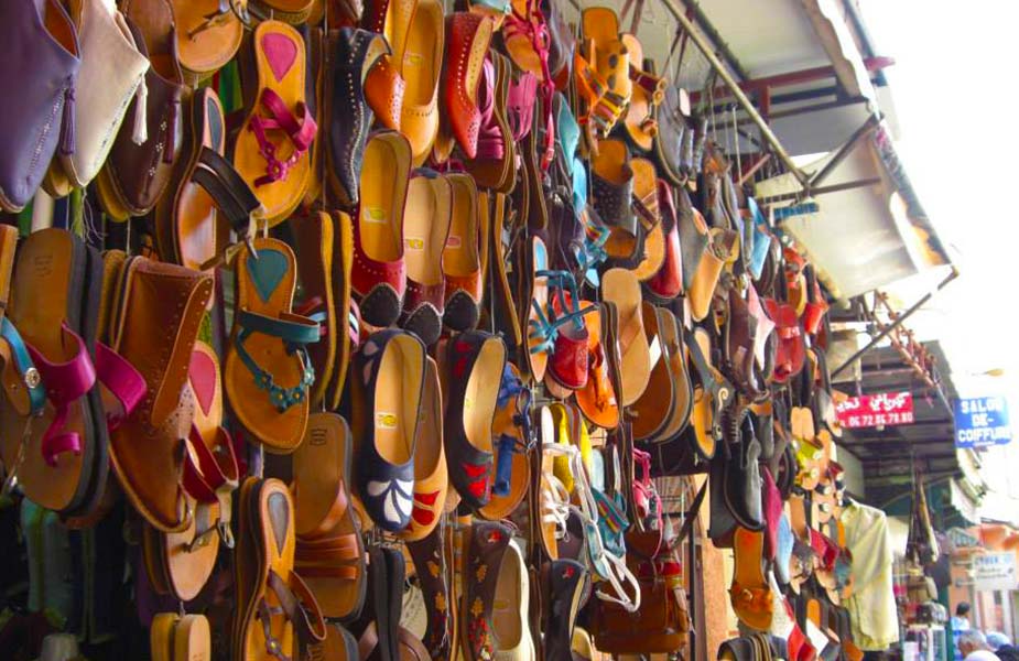 Veel schoenen op een markt in Marrakech