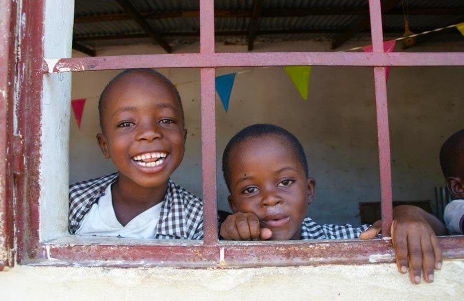 Kinderen bij schooltje in Gambia