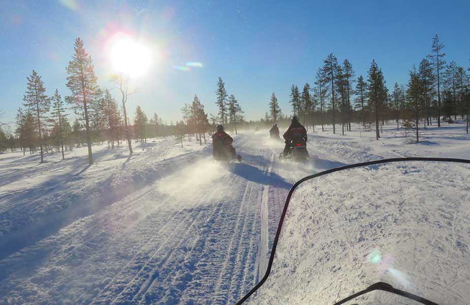 Met sneeuwscooters in Fins Lapland