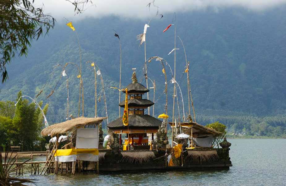 Tempel op Bali in het meer