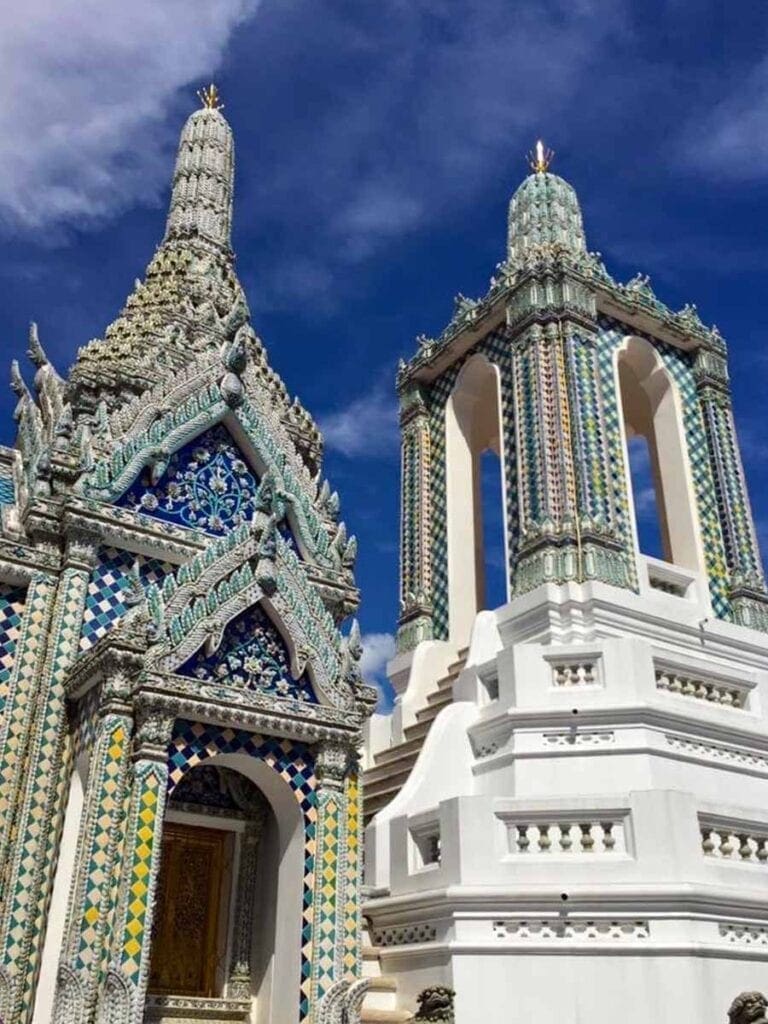 Tempel met blauwe lucht in Bangkok in Thailand