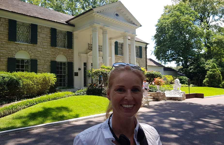 Titia bij Graceland in Memphis