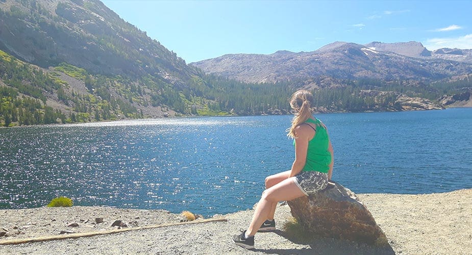 Ilona bij meer in Yosemite Park