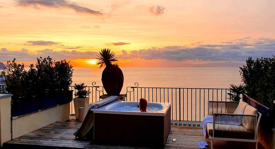 Zonopkomst vanuit een jacuzzi bij de Amalfi kust