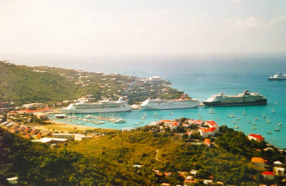 Meerdere cruiseschepen in de haven bij een eiland