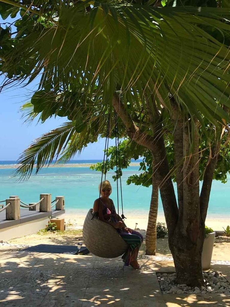 Aletty in schommelstoel aan het strand