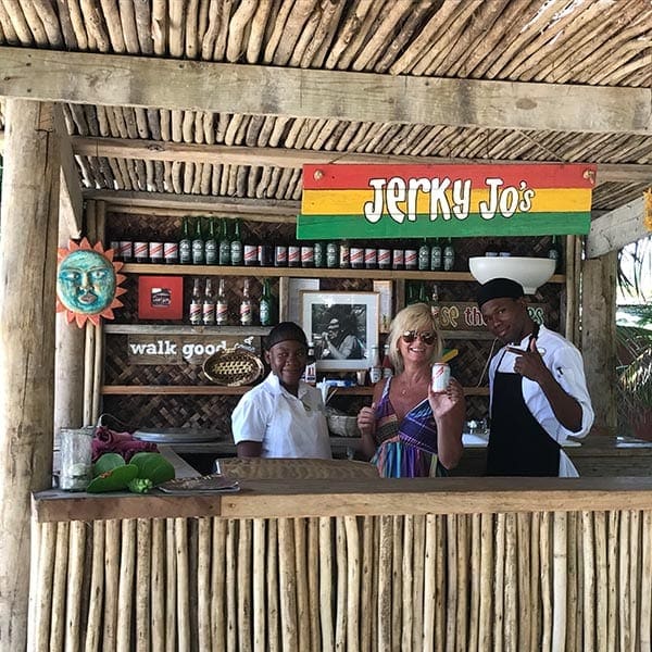 Aletty in bar op Jamaica