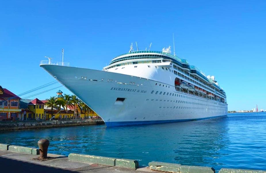 Boeg van een cruiseschip in de haven