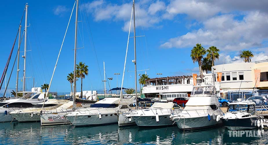 Bootjes in de jachthaven van Puerto Colon in Tenerife