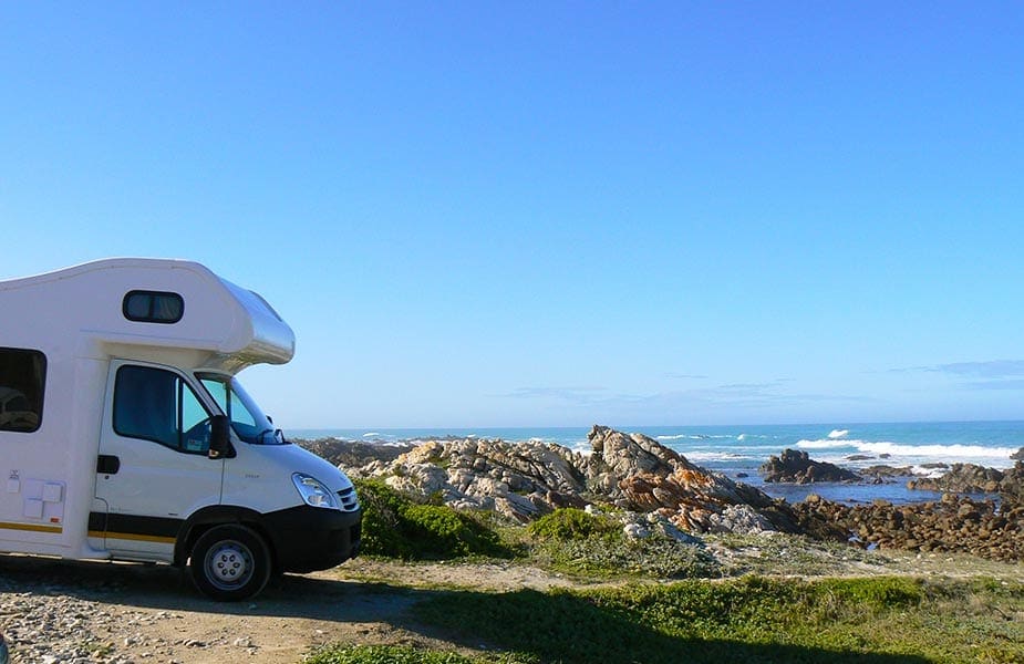 Camper geparkeerd bij zee in Zuid-Afrika