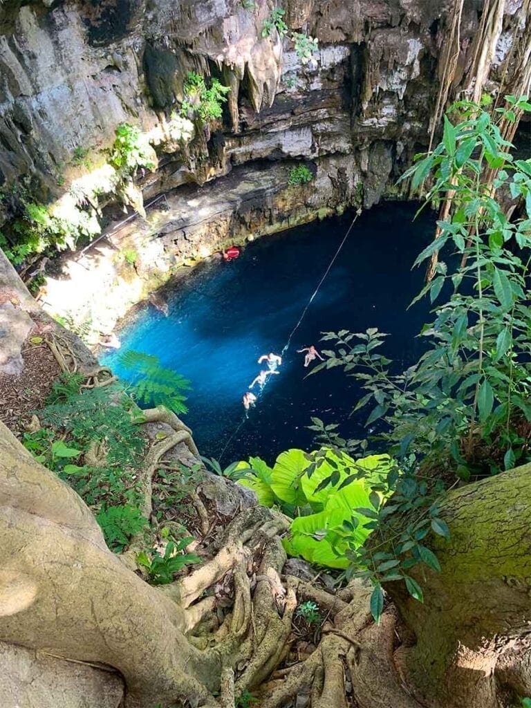 Een diepe cenote in Mexico