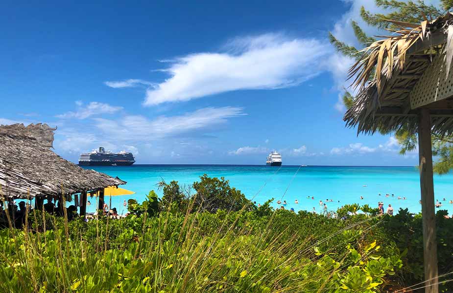 Cruiseschepen op zee met helder blauw water