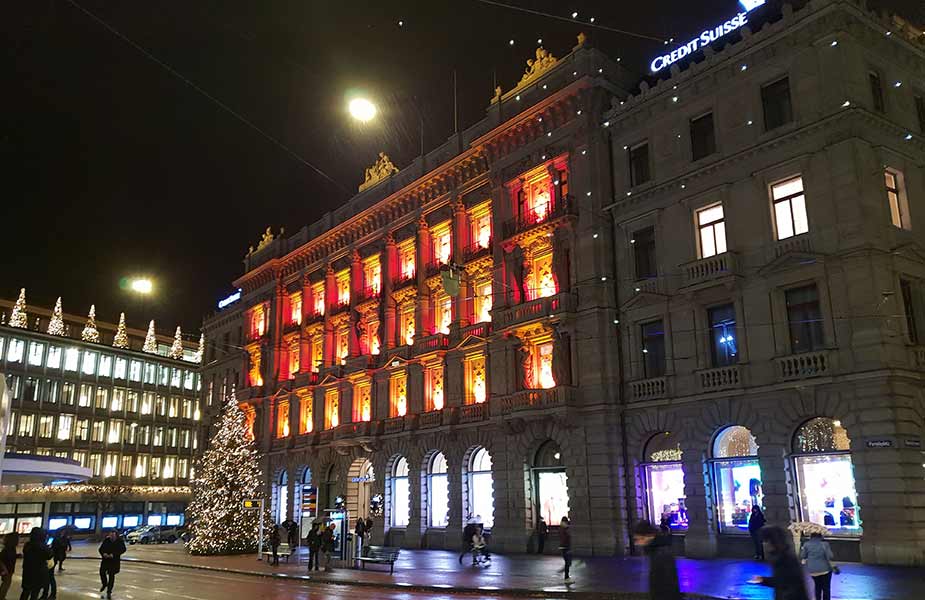 Verlicht gebouw bij de Bahnhofstrasse in Zurich