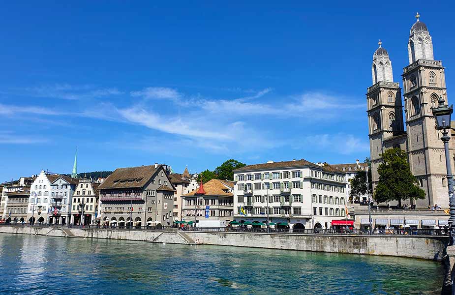 Vanaf de kerktorens van de grossmunster heb je een mooi uitzicht over Zurich