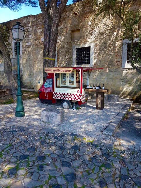 Koffiebarretje op straat in Lissabon