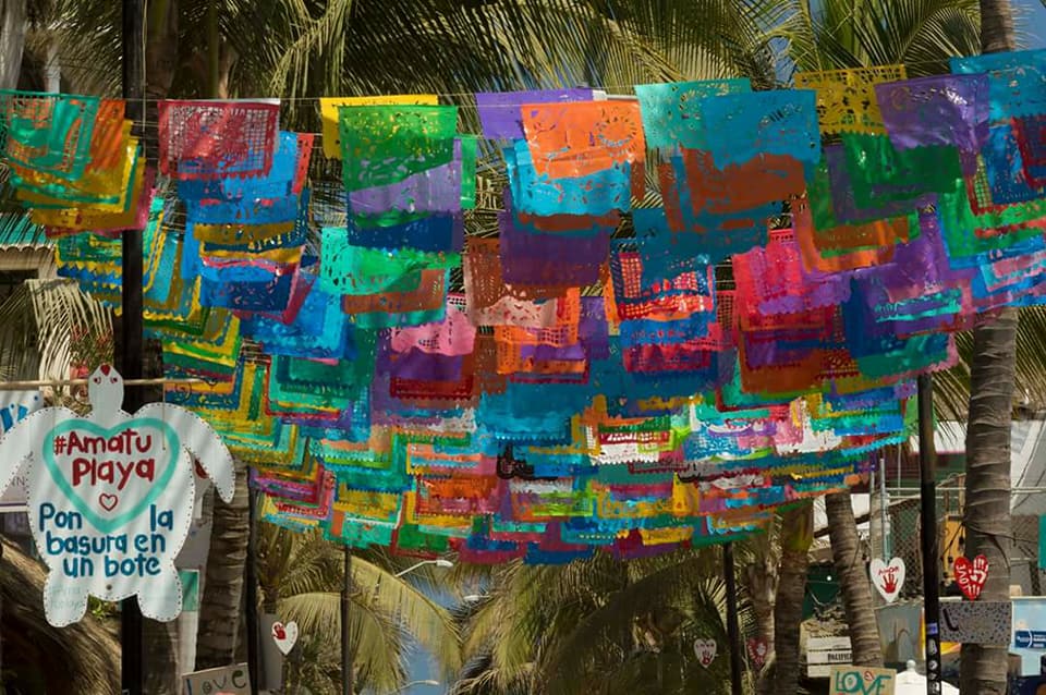 Vlaggetjes boven een straat in Mexico