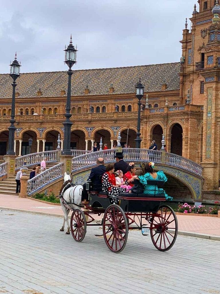 Paard en wagen op Plaza de Espana in Sevilla