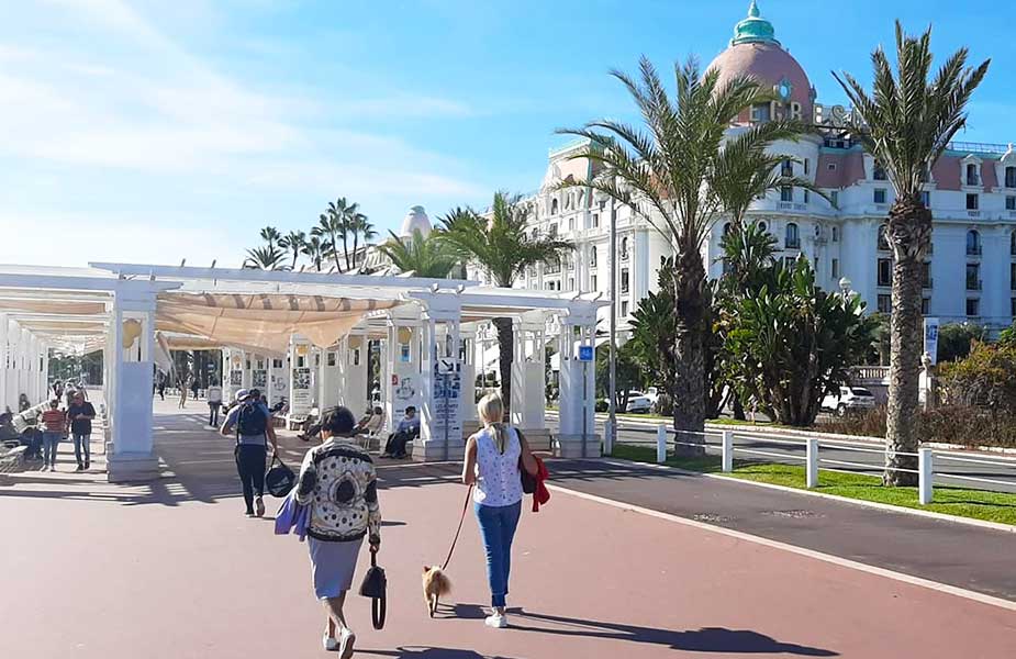 Wandelen over de promenade in Nice