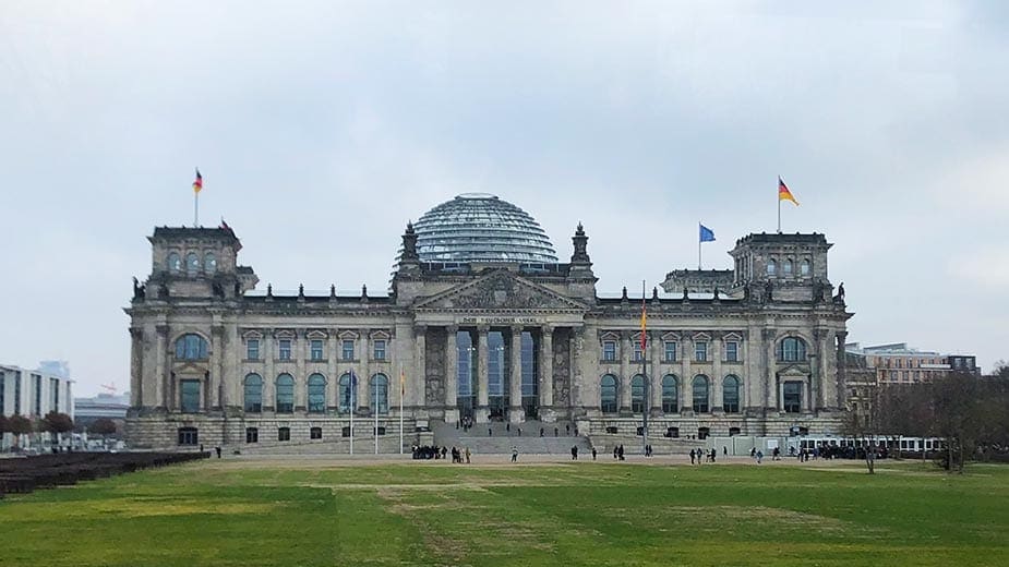 Het Reichstag gebouw aan het plein van republiek in Berlijn