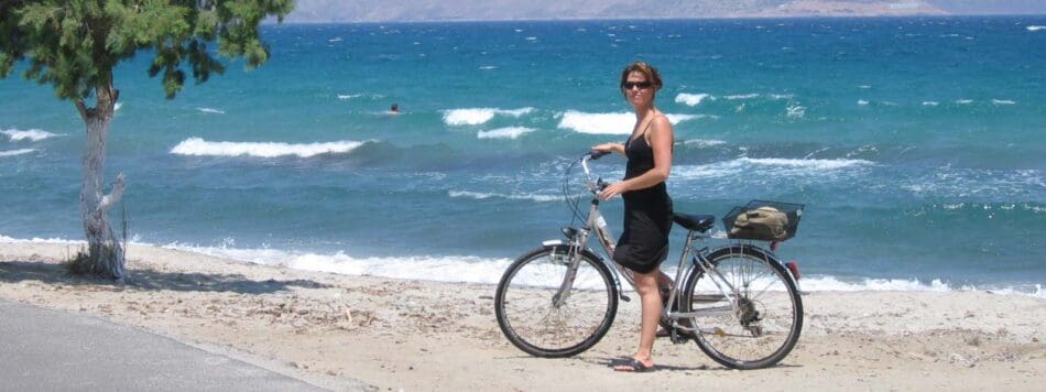 Sonja op een fiets bij het strand