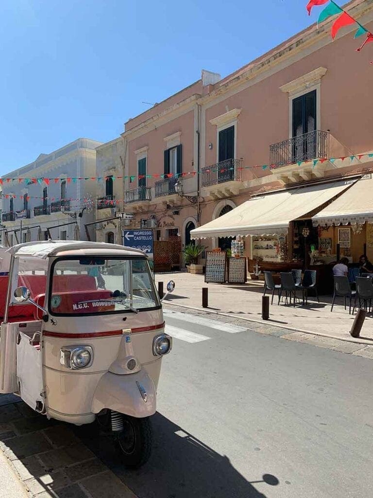 Typische straatje in een stadje in Italie