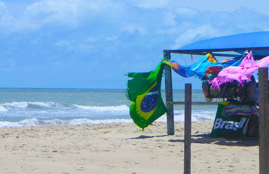 Strand op Brazilie met Braziliaanse vlag