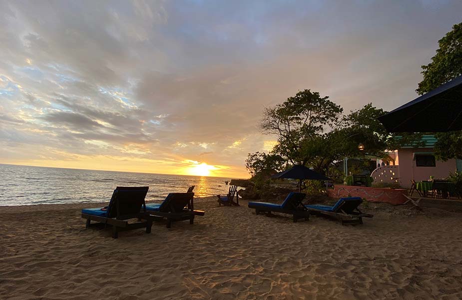 Zonsondergang op een strand op Jamaica