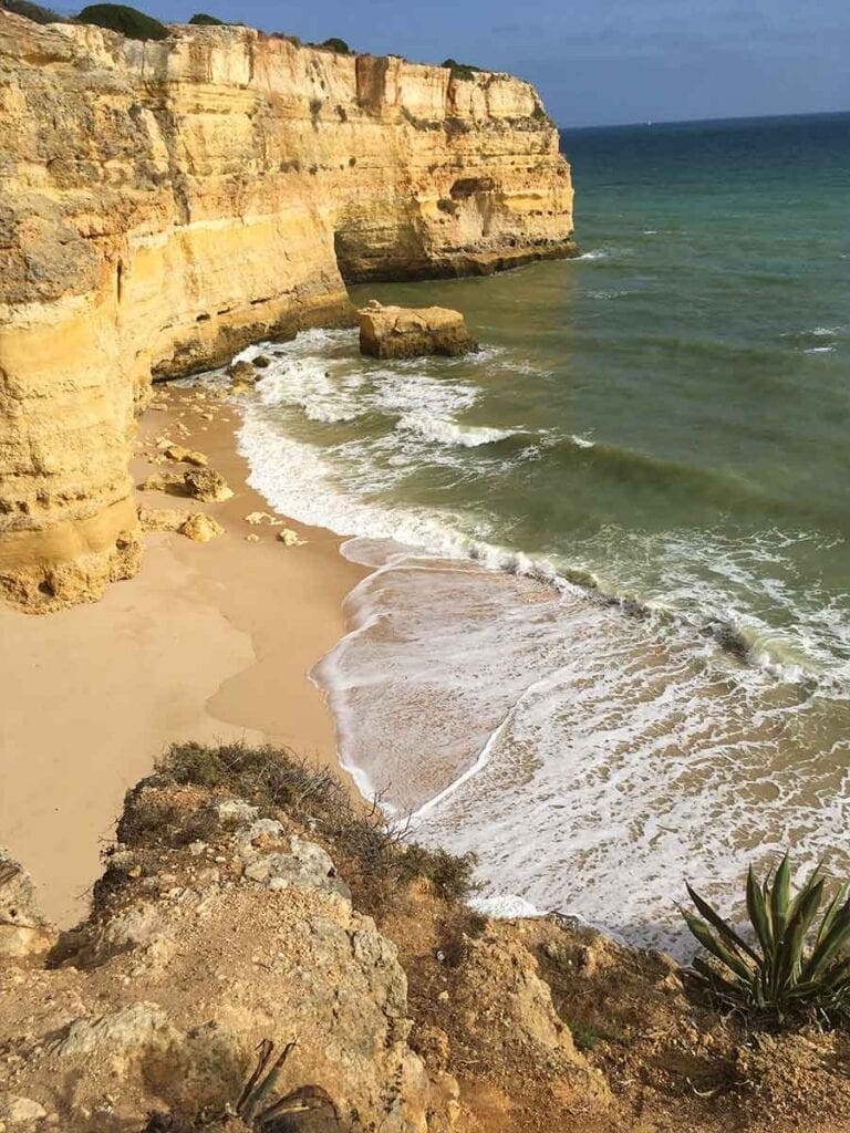 Strand tussen grote rotsen