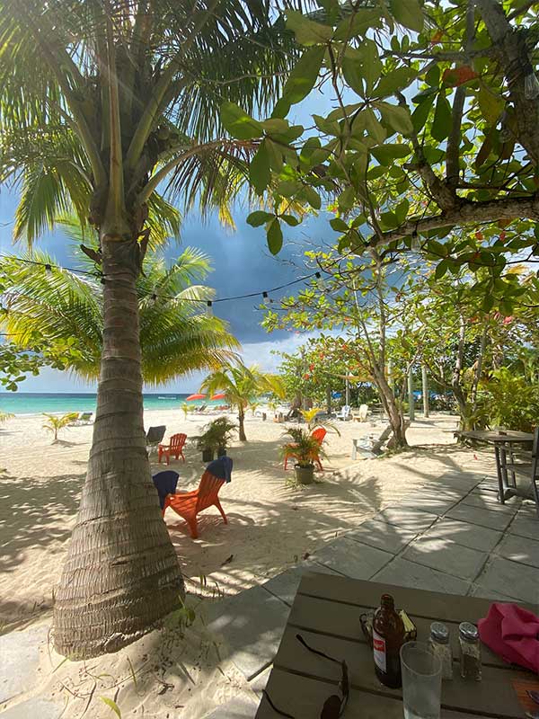 Strand met palmbomen en stoeltjes op Jamaica