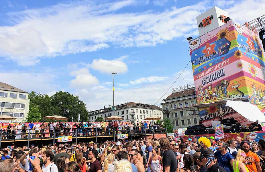 Streetparade in het centrum van Zurich