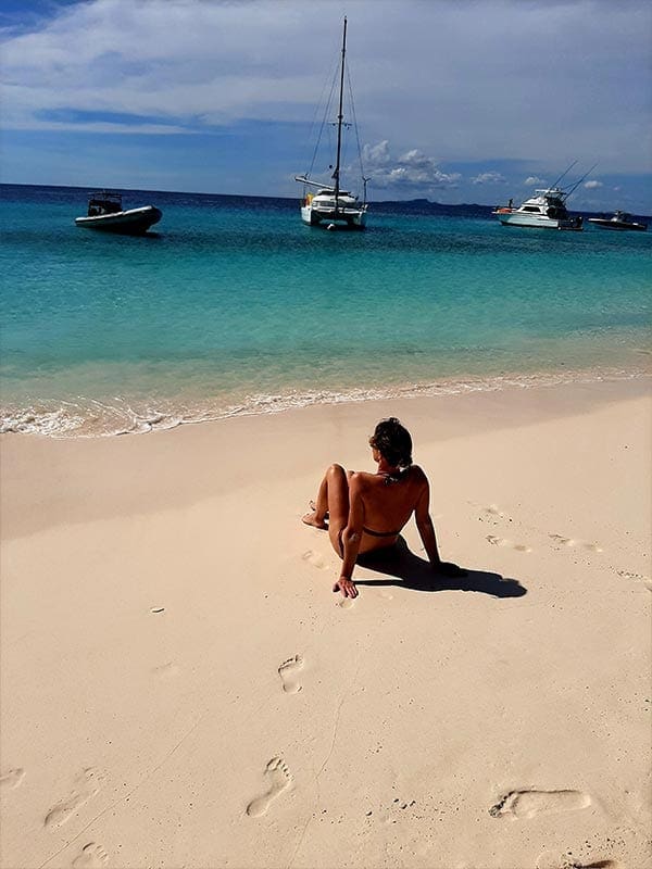 Sylvia op het strand van klein Curacao