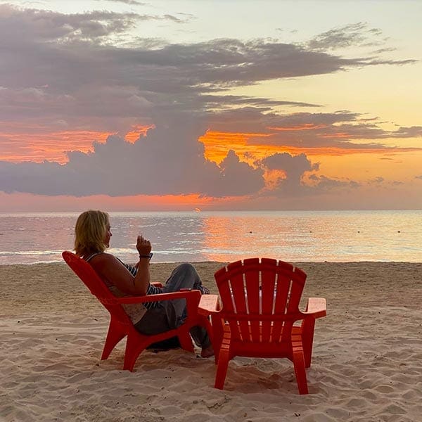 Sylvia op strand bij zonsondergang