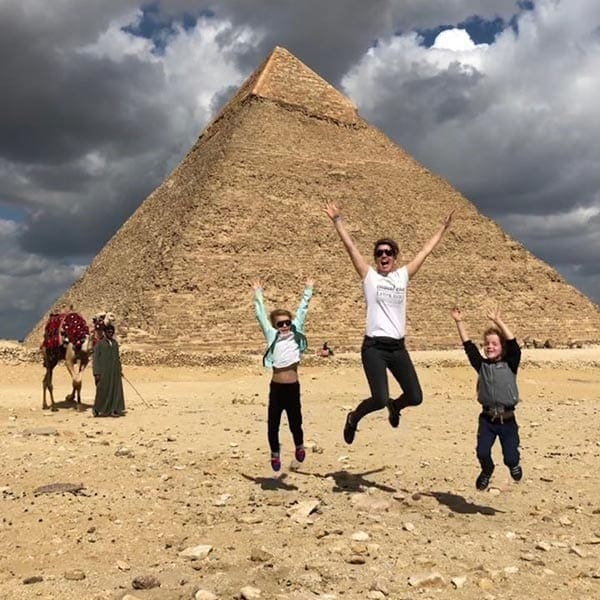 Sylvia bij piramide in Egypte