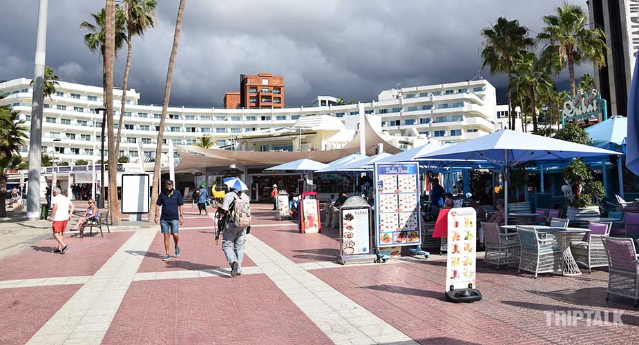 Terras op wandelboulevard bij Playa de Pinta Costa Adeje