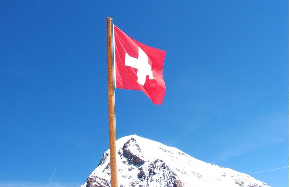 Vlag van Zwitserland met besneeuwde berg op achtergrond